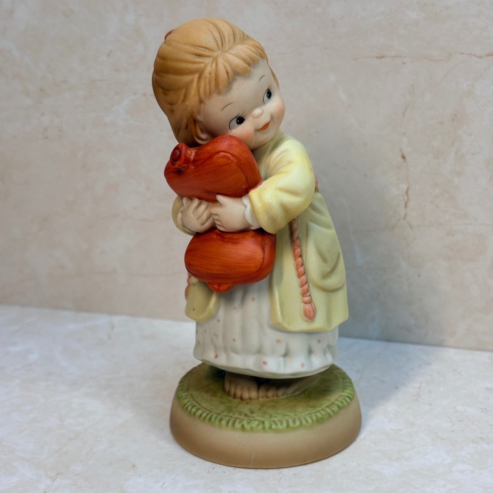 Enesco Memories of Yesterday We All Loves A Cuddle‎ Figurine Lucie Attwell 1990